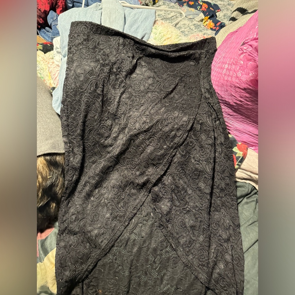 Torrid Rose Lace split front skirt size 2